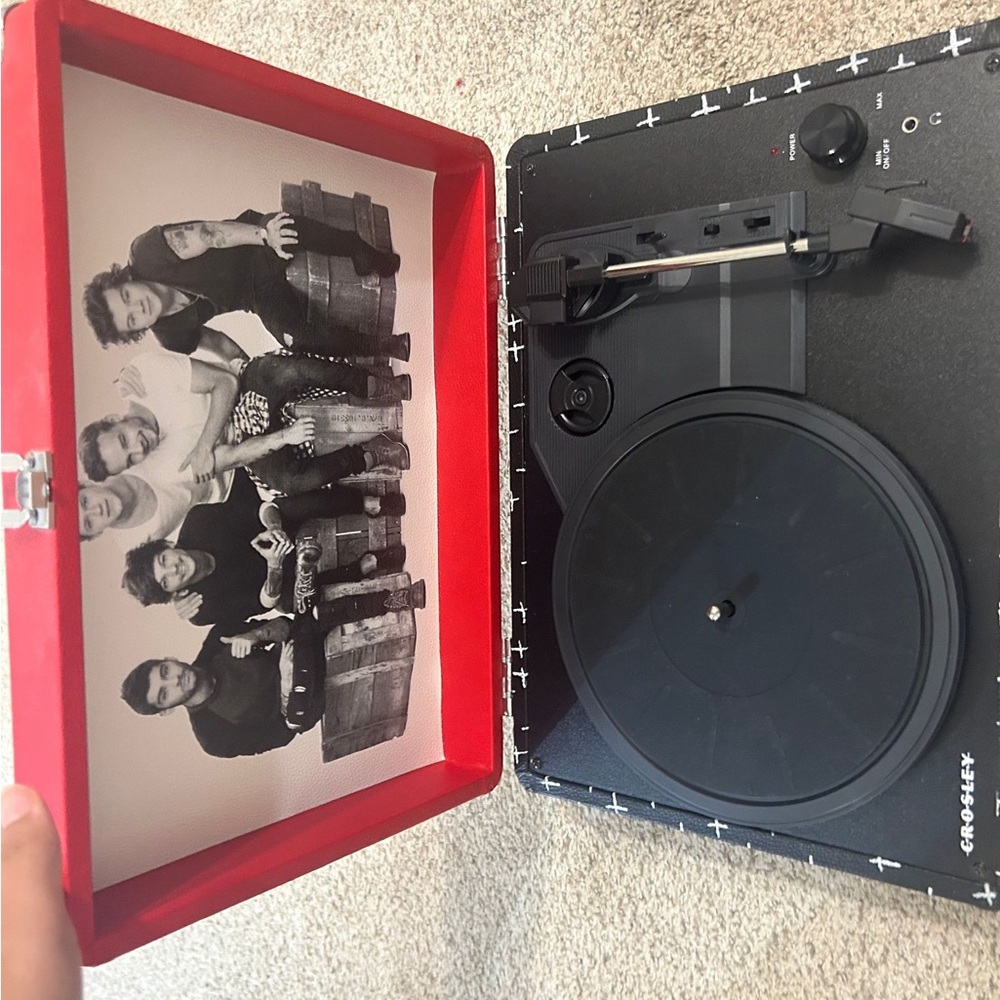 Red One Direction Suitcase - Picture 3 of 4